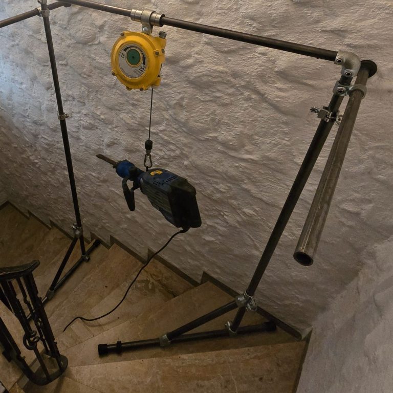 BalanToolce Balancer System für schwere Handgeräte auf Baustellen BalanToolce Balancer-System unterstützt ein schweres Elektrowerkzeug ergonomisch beim Arbeiten im Treppenbereich