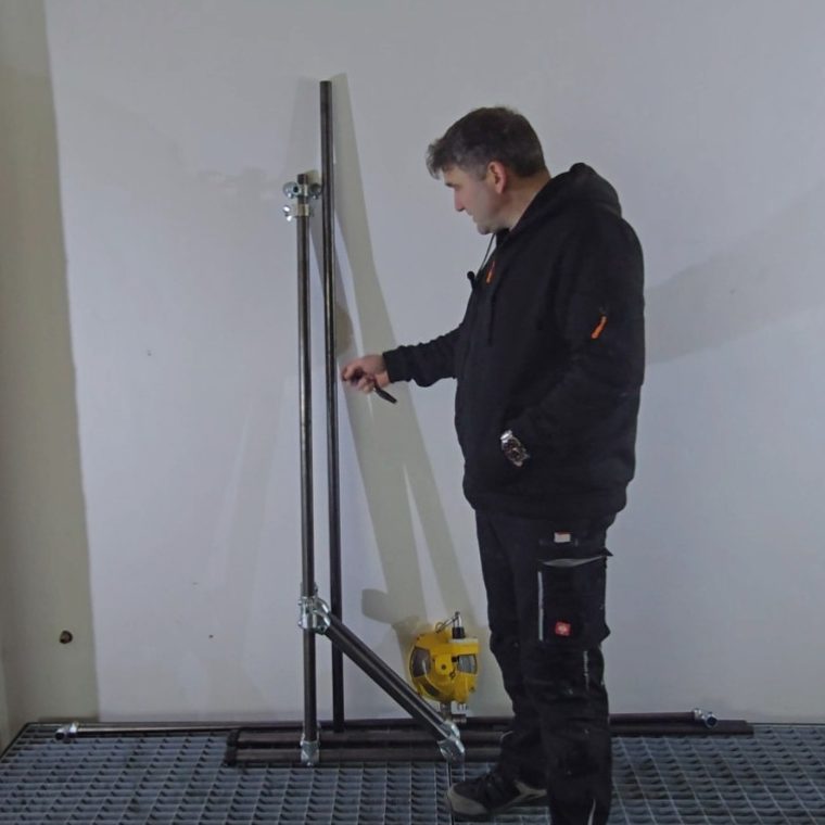 BalanToolce Balancer System für Mauersäge und schwere Handgeräte Arbeiter nutzt eine Mauersäge mit BalanToolce Balancer-System zur ergonomischen Unterstützung schwerer Handgeräte auf der Baustelle