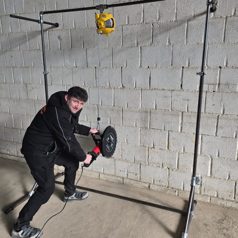 BalanToolce Balancer System für Mauersäge und schwere Handgeräte Arbeiter nutzt eine Mauersäge mit BalanToolce Balancer-System zur ergonomischen Unterstützung schwerer Handgeräte auf der Baustelle